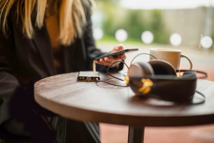 Tragbarer DAC: iFi Audio Hip DAC 3

Der iFi Audio Hip DAC 3 ist ein leistungsstarker und tragbarer Digital-Analog-Wandler, der Ihre Musik unterwegs in Studioqualität wiedergibt. Sein symmetrischer Ausgang liefert eine außergewöhnliche Klangtreue und Dynamik für anspruchsvolle Kopfhörer. Die eingebaute Bassbeschleunigung sorgt für satte Bässe, ohne die Mitten und Höhen zu beeinflussen. Durch die kompakte Bauweise und den integrierten Akku ist der Hip DAC 3 der perfekte Musikbegleiter für unterwegs.