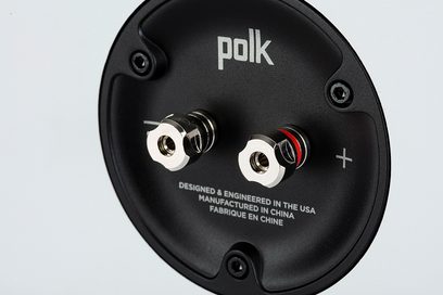 Polk T30 svart mitthögtalare, närbild bakifrån, röda och svarta skruvterminalanslutningar, tillverkad i Kina