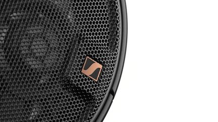 Casque audio Sennheiser noir, oreillette ouverte à grille métallique nid d’abeille et logo cuivré en gros plan