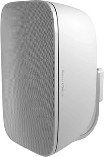 Hvid Bowers & Wilkins AM1 udendørshøjttaler, set fra venstre forreste hjørne, med afrundet hvid plastkabinet, perforeret grå metalgitter og integreret vægbeslag