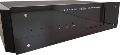 Convertitore audio DAC Digicode S-192, chassis rettangolare nero, pannello frontale con 4 spie luminose, 1 pulsante, 1 fessura, scritte bianche