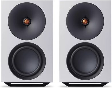 Paar witte Cambridge Audio L/R X draadloze speakers, witte voorkant met zwarte luidsprekers en koperen tweeter