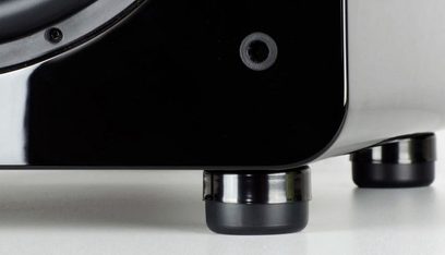 SVS SoundPath sorte vibrationsdæmpere, nærbillede nedefra der viser 2 cylindriske gummifødder