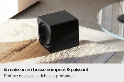 Subwoofer cubico nero opaco in materiale liscio, angoli arrotondati, altoparlante laterale visibile, vista a tre quarti