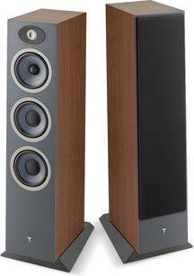 Dvě sloupové reproduktory Focal Theva N°3 v provedení dark wood, tmavě hnědá dřevěná skříň s matně šedým čelem na šikmém podstavci, pohled ze tří čtvrtin, jeden s černou plnou mřížkou, druhý s vystaveným stříbrným tweeterem a třemi reproduktory s kovovým lemováním.