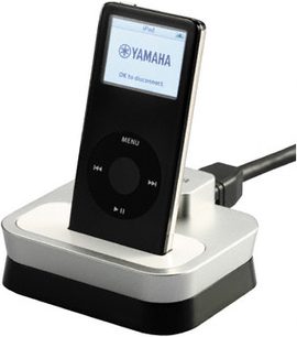 Yamaha YDS-10 dockingstation til iPod med LCD-skærm, kontrolhjul, sort og hvid base, set forfra i høj vinkel