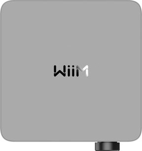 Omrežni avdio predvajalnik WiiM Ultra silver s srebrno kvadratno površino, črno-srebrnim osrednjim logotipom in črnim okroglim gumbom v spodnjem desnem kotu.
