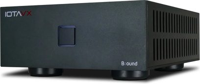 Amplificador de potência hi-fi IOTAVX B:ound preto, visto de três quartos, com botão quadrado e aberturas de ventilação laterais