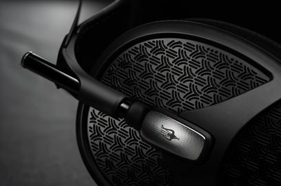 Meze Audio Empyrean II åbne hi-fi-hovedtelefoner set fra siden, metalgitter med bikubemønster, sort læderbøjle