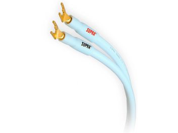 Cavi audio Supra Sword azzurro chiaro 2x3m, connettori a banana dorati, disposti curvi su sfondo bianco