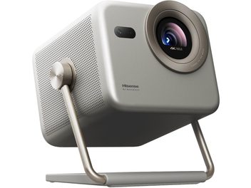 Hisense M2 PRO videoprojektor i metallgrått med metallhölje, sedd snett framifrån från vänster, utrustad med en stor cirkulär lins med champagneram, perforerat sidoventilationsgaller och lutningsbart rörstativ