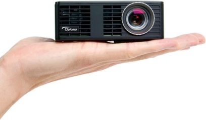 Optoma ML750e sort videoprojektor, set forfra, holdt i en åben hånd med håndfladen opad