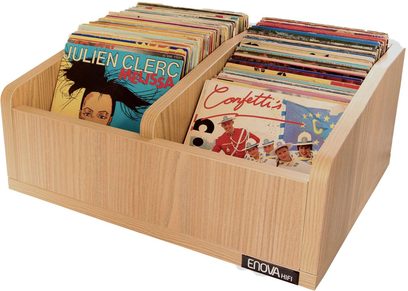Mobile in legno chiaro per conservare dischi in vinile da 45 e 33 giri, con le copertine dei dischi visibili negli scomparti