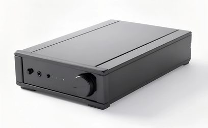 Rega io fekete sztereó hi-fi erősítő, elölnézet, téglalap alakú, minimalista előlap gombokkal és fejhallgató-csatlakozóval