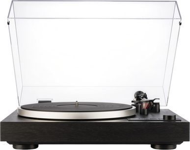 Hi-fi vinylspelare Dual CS 418 sedd framifrån, rektangulär svart sockel med träfinish och fyra cylindriska fötter, cirkulär grå aluminiumtallrik, uppfällt transparent lock och svart tonarm utrustad med röd pickup
