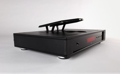 Rega Saturn MK3 sort CD-afspiller, set forfra i perspektiv, låget lukket, front med rød skærm og knapper