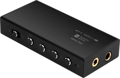 Bærbar sort rektangulær Bluetooth-DAC med lille skærm, sideknapper og dobbelte gyldne hovedtelefonudgange (jack)