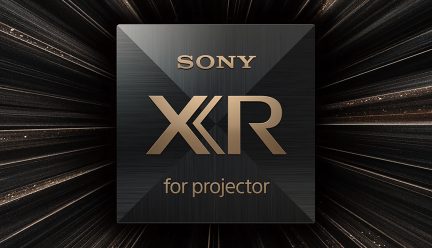 Cuadro negro con texto dorado "SONY XR for projector" en el centro, fondo radiante negro y dorado