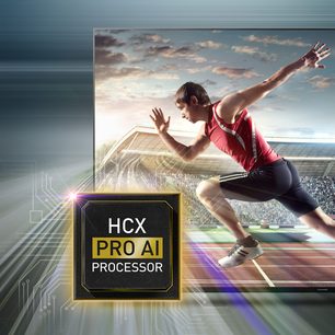 Mandlig atlet, der springer og strækker armene ud, på en baggrund af et stadion med tilskuere og en skyet himmel, og en elektronisk chip "HCX PRO AI PROCESSOR"