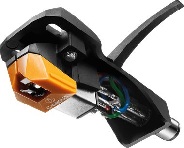 Přenoska Audio Technica AT-VM95EN/H na černém headshellu, detail oranžového hrotu