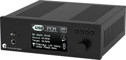 Pro-Ject Pre Box RS2 Digital stereo-forforstærker sort, set forfra i vinkel, skærm og stor drejeknap på fronten