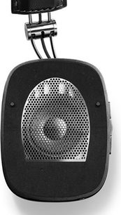 Sluchátka Bowers & Wilkins P7 Wireless černá, pohled zepředu, perforovaný kovový gril na kožených náušnících