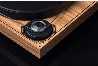 Pro-Ject 2-Xperience SB SGT Pepper pladespiller i valnøddetræ, tæt ovenfra-billede af pladespilleren og tonearmen