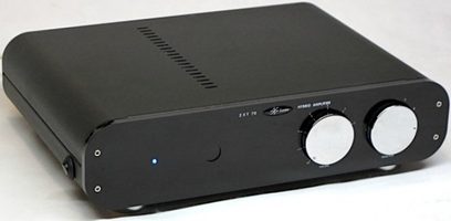 Čierne predzosílené trubkové hi-fi zariadenie Lector Audio ZXT-70, čelný pohľad, 2 otočné gombíky a 2 jack konektory na prednej strane, obdĺžnikové puzdro