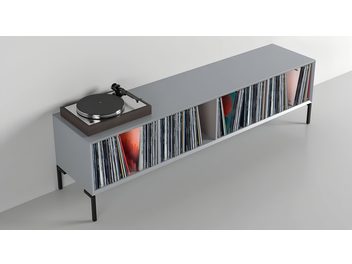 Pilkos spalvos Clic Classic Series 241 modelio audio ir vaizdo baldas, metalinės kojelės, vinilų lentynos, patefonas, vaizdas kampu