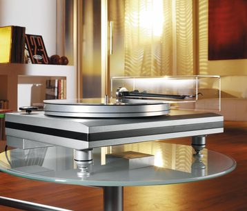 Hi-fi pladespiller Thorens TD 850 med TP300 tonearm set forfra, sølvfarvet pladetallerken, sort tonearm, på træmøbel