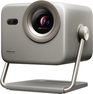 Videoprojektor Hisense M2 PRO v kovovém šedém provedení, pohled z pravého předního tříčtvrtečního úhlu, obdélníkový tvar s zaoblenými rohy, velký centrální objektiv s lemováním, malá kamera vlevo, pravý bok s perforací pro větrání a trubkovitá ramena s ozubeným kolečkem podpírající plochou základnu