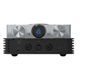 Preamplificador de auriculares iFi Audio iDSD Phantom, panel frontal plateado con grandes mandos moleteados y salidas de auriculares frontales en negro