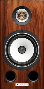 Caixa de som de estante Triangle Comète série EZ teca, gabinete em madeira de teca, vista frontal mostrando tweeter dourado, woofer branco com aro preto, dois dutos bass-reflex redondos e placa de logotipo metálica
