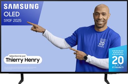 Samsung TQ42S90F 2025 -televisio, musta litteä näyttö jaloilla, näytöllä visuaali sinipaitaisesta Thierry Henrystä