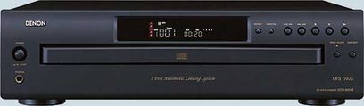 Denon DCM-500AE sort CD-afspiller, set forfra, blåt digitalt display, sølvfarvede knapper og CD-skuffe