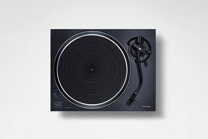 Aukštos kokybės Technics SL-1500CEG-K juodos spalvos vinilo grotuvas, centrinė viršutinė vaizdas su matoma diskų lėkštute, nuskaitymo galvute ir valdymo rankenėlėmis