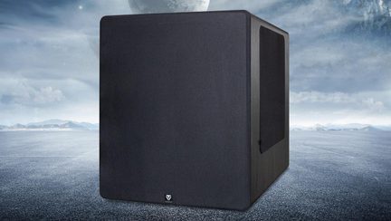 Sort hjemmebio-subwoofer i kubeform, front i stof og sidepanel, set i trekvart profil mod futuristisk baggrund