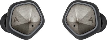 Dva intra-aurikulární sluchátka Astell&Kern AK UW100 MKII v kovově šedé barvě, zobrazená zepředu, s černými silikonovými nátrubky
