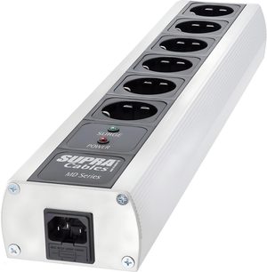 Multipresa Supra MD06-EU/SP MK3, 6 prese di corrente nere, interruttore e spie luminose sulla parte superiore, corpo allungato bianco in alluminio