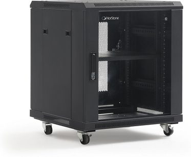 Czarna szafa rackowa Norstone Pro Rack 12U z perforowanymi drzwiami przednimi, kółkami, wewnętrznymi półkami i ażurowymi panelami bocznymi