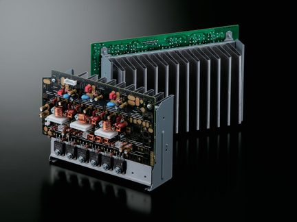 Leistungsstarkes Audioverstärkermodul mit detaillierter Leiterplatte und großem separaten Aluminiumkühlkörper