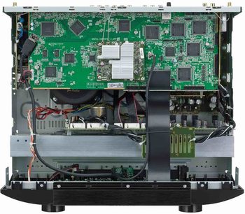 Marantz AV7705 sort hjemmebiografsforstærker, set oppefra, åben, med grønne printplader, elektroniske komponenter og kabler