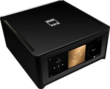 NAD M10 V3 sztereó hi-fi erősítő, szögből nézve, fekete ház, homlokpanel érintőképernyőjén zene és hangerő megjelenítve