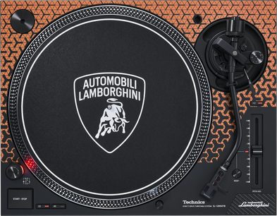 Hi-fi pladespiller Technics SL-1200M7B i orange, set ovenfra, tonearmen til højre, start/stop-knappen nederst til venstre