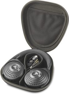 Auriculares hi-fi Focal Bathys MG grises en su estuche abierto, con cables guardados en el centro