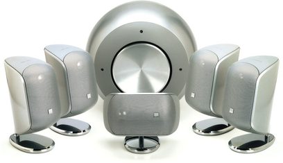 Bowers & Wilkins MT-30 hjemmebiografhøjttalersæt, 5 sfæriske satellithøjttalere i grå og cylindrisk subwoofer, på hvid baggrund