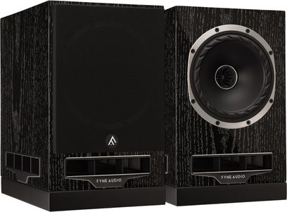 Porinė lentyninių garsiakalbių Fyne Audio F500S juodo uosio medienos apdaila, 3/4 priekinis vaizdas, priekinės fazoinės angos, grotelės ir koaksialinis garsiakalbis
