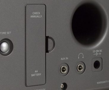 Sort Radio Tangent Duo, nærbillede forfra af bagpå stikkene: AUX IN-jackstik, USB-port og strømstik