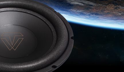 Sort subwoofer med geometrisk logo, close-up med Jorden set fra rummet i baggrunden