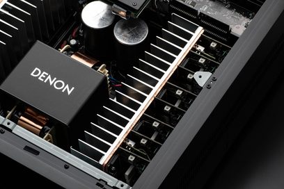 Domácí kino Denon AVC-A1H v černé barvě, pohled na vnitřní elektronické součásti, tištěné spoje, chladiče a konektory